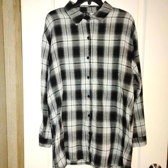 Size XL women's black and white retro style button up flannel. - Picture 4 of 4